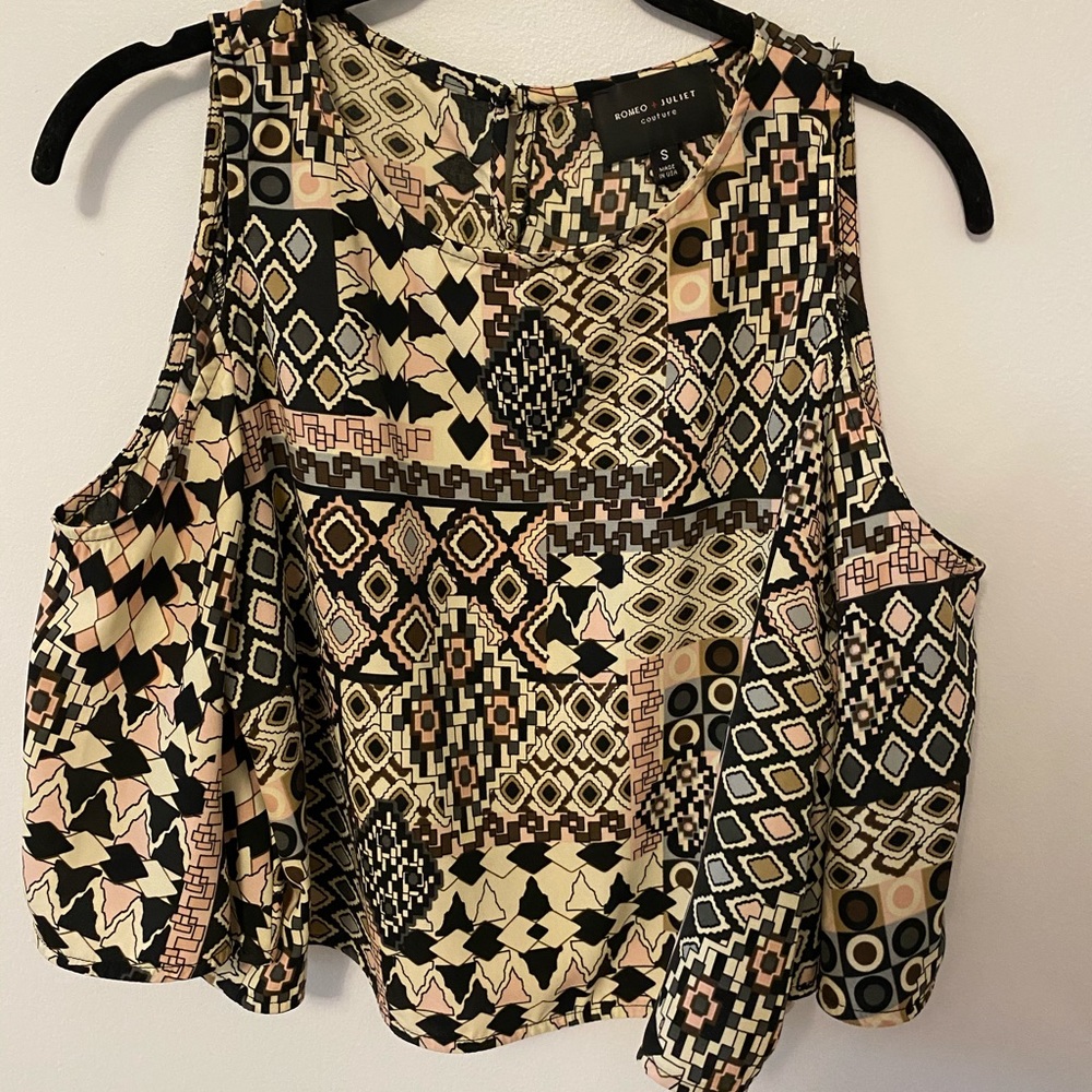 Silk shoulder cut out crop top